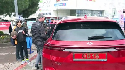 Bakan Varank'ın makam aracı Togg'u inceledi; eğilerek aracın altına baktı: "Kemikli görünüyor"