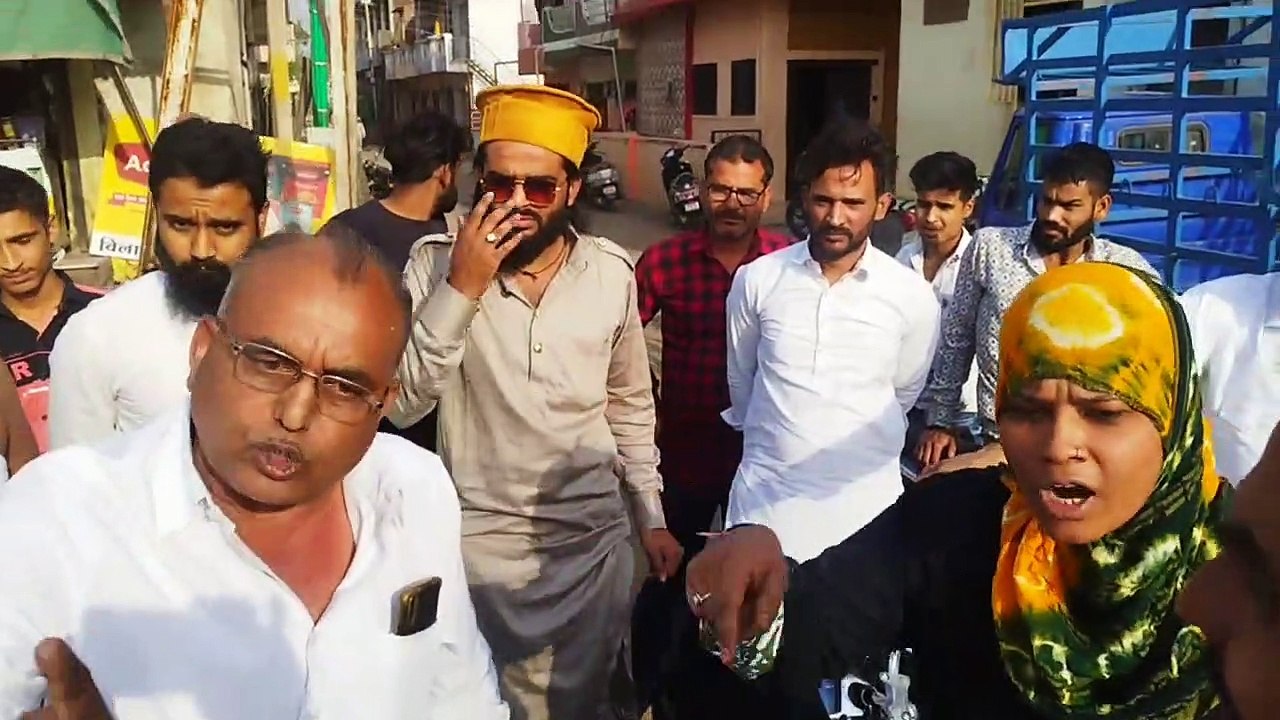 वार्ड में पहुंचे पार्षद को लोगों ने घेरा, कहा क...