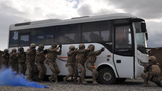 Özel Harekat polislerinden nefes kesen tatbikat