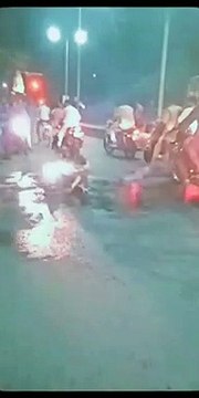 दिल दहलाने वाला VIDEO: सड़क पर जिंदा जला युवक, मरने से पहले लगाता रहा जिंदगी की गुहार