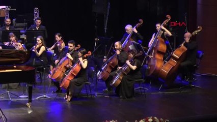 MERSİN'DE DEPREMZEDELER İÇİN DAYANIŞMA KONSERİ