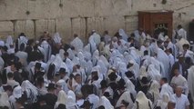 Miles de judíos devotos rezan en el Muro de las Lamentaciones de Jerusalén durante la Pascua