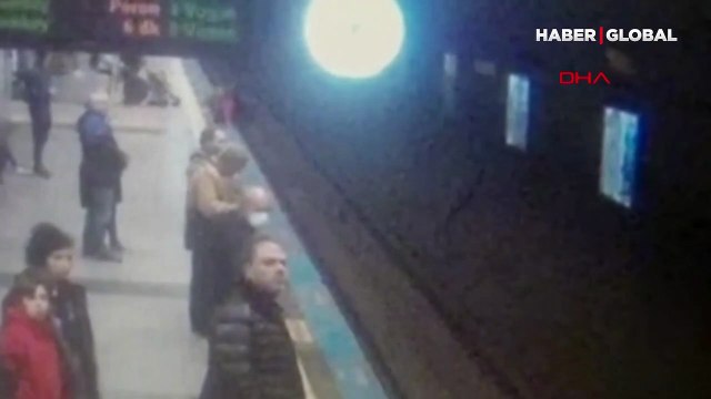 İstanbul'da korku dolu anlar... Üniversiteli genç kız raylara atladı!