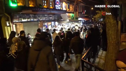 Tarihi meydanda simit ve tahinli pide izdihamı