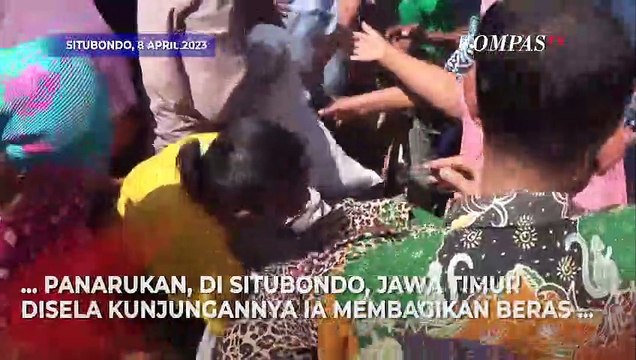 Berdesakan! Emak-Emak Situbondo Berebut Beras Gratis dari Gubernur Jatim Khofifah Indar Parawansa