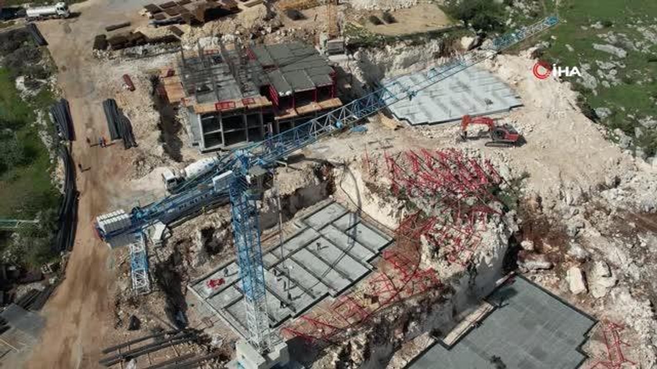 Bakan Kurum: "Hatay Altınözü'ndeki afet konutları hızla yükseliyor, bina inşaatında ikinci kat göründü"
