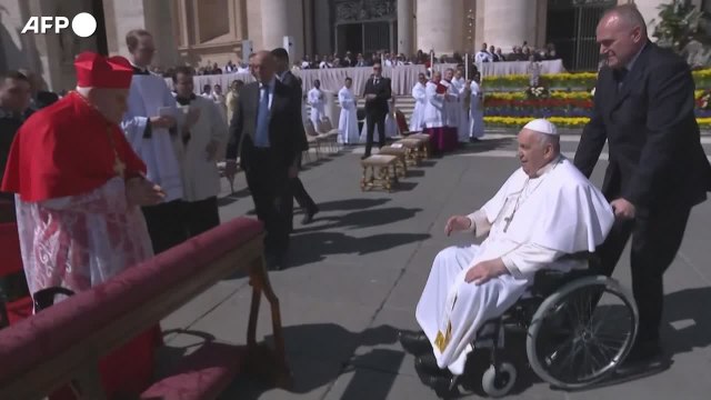 Pasqua, Papa Francesco saluta i fedeli dopo la messa a San Pietro