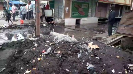 देखिए गंदगी में गले तक डूबकर करना पड़ रहा सफाई