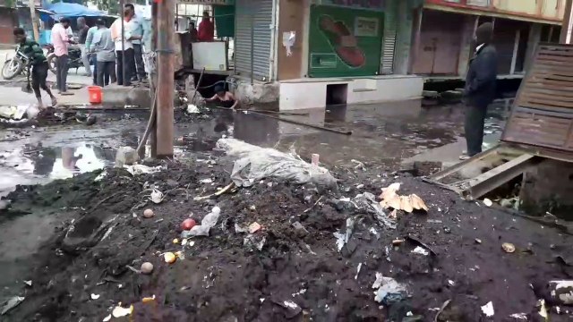 देखिए गंदगी में गले तक डूबकर करना पड़ रहा सफाई