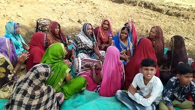 नहर में मूंग के लिए पानी की मांग को लेकर महिलाएं कर रही नहर किनारे भजन