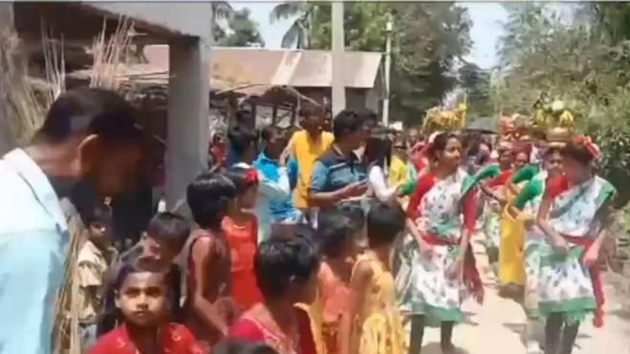 নদিয়া: ৭৬ বছর পর বিদ্যুৎ সংযোগ, শঙ্খ বাজিয়ে আনন্দে ভাসছে আদিবাসী গ্রাম