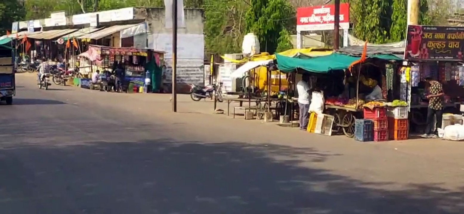 गढ़ीमलहरा नगर परिषद के सामने हाईवे की सड़क पर किया दुकानदारों ने अतिक्रमण