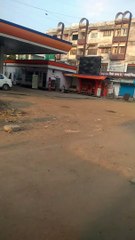 बीच रोड पर मिट्टी के ढेर से परेशानी