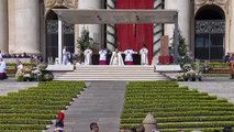 El papa Francisco imparte su tradicional bendición urbi et orbi desde el Vaticano