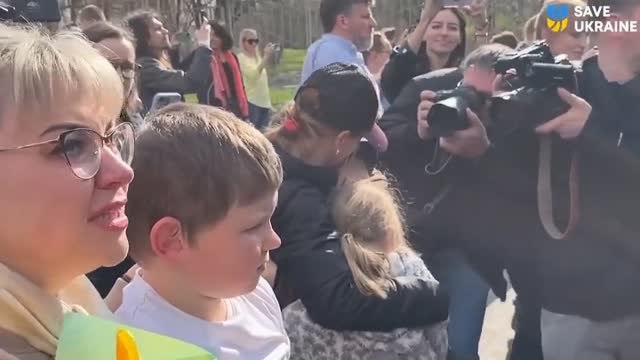 Ucrania consigue devolver a sus hogares a 31 niños que estaban retenidos en Rusia