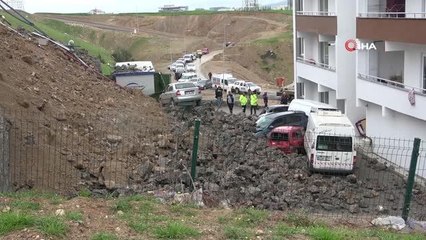 Depremden etkilenmeyen istinat duvarı yağmurda çöktü, araçlar hurdaya döndü
