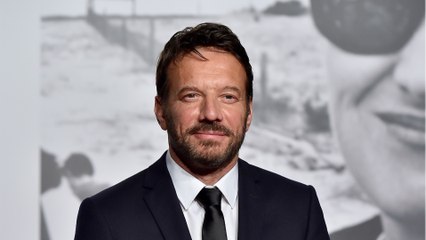 VOICI - "C'était grotesque" : Samuel Le Bihan raconte une étonnante anecdote sur les funérailles de son beau-père