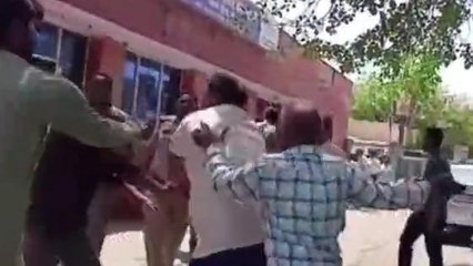 मुरैना: पुलिस के सामने ही जमकर हुई मारपीट, वीडियो आया सामने