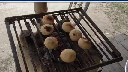 लालू यादव के गांव का कभी लिट्टी-चोखा खाएं है आप, दूर-दराज से पहुंचते स्वाद के शौकीन