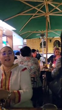 زوجة جاسم النبهان تتفاعل مع مطرب في مطعم ليردد اسم زوجها
