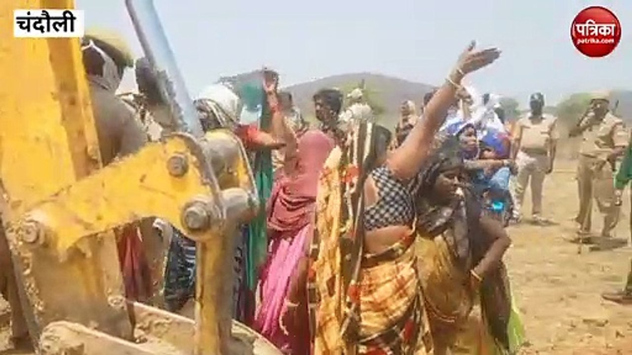 Chandaulinews: जंगल में अतिक्रमण हटाने गयी टीम का ग्रामीणों ने किया विरोध, झोपड़ियों में लगाई गयी आग