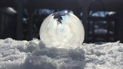 Crystal or Burst??? - Soap bubble left to freeze at -28° *Timelapse*