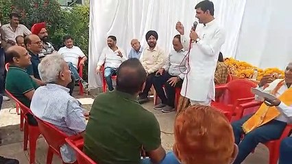 खंडवा रोड रहवासियों से चर्चा करते हुए महापौर और अन्य