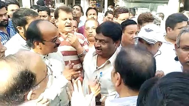 ...और जब बिना सूचना अतिक्रमण हटाने पहुंचा नपा अमला, नपाध्यक्ष पति को व्यापारियों से मांगनी पड़ी हाथ जोड़कर माफी