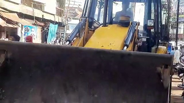 ...और जब बिना सूचना अतिक्रमण हटाने पहुंचा नपा अमला, नपाध्यक्ष पति को व्यापारियों से मांगनी पड़ी हाथ जोड़कर माफी