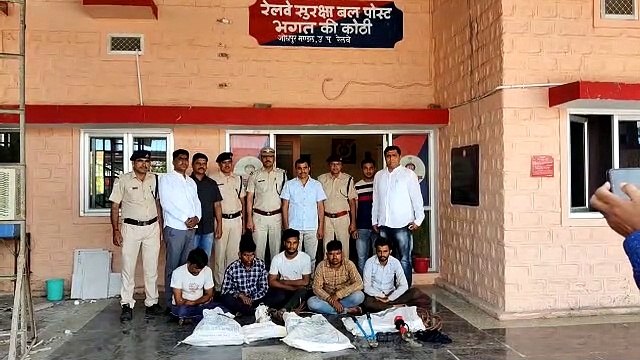 25 हजार केवी करंट के बावजूद रेलवे इलेक्ट्रिक लाइन काटी, कई ट्रेनें रूकी