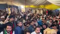 افطاری میں عمران خان کی تقریر کے دوران کارکن نے جوش جنون میں اپنی قمیض پھاڑ دی | Public News | Breaking News | Viral Video | Social Media