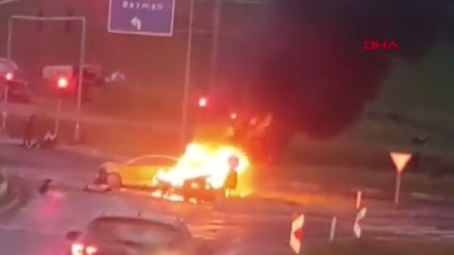 Kırmızı ışıkta çarpışan araçlar alev topuna döndü; 8 yaralının olduğu kaza kamerada