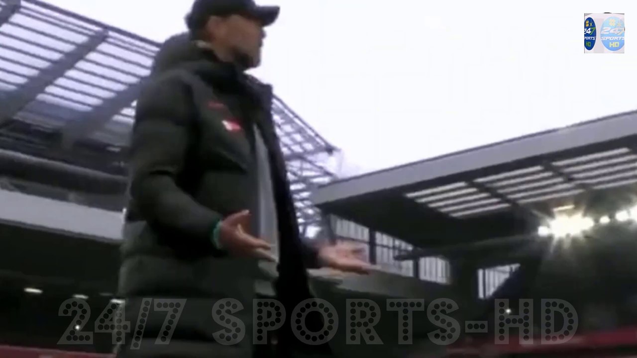 Jurgen Klopp appears to initially Celebrate Mohamed Salah's Missed Penalty against Arsenal