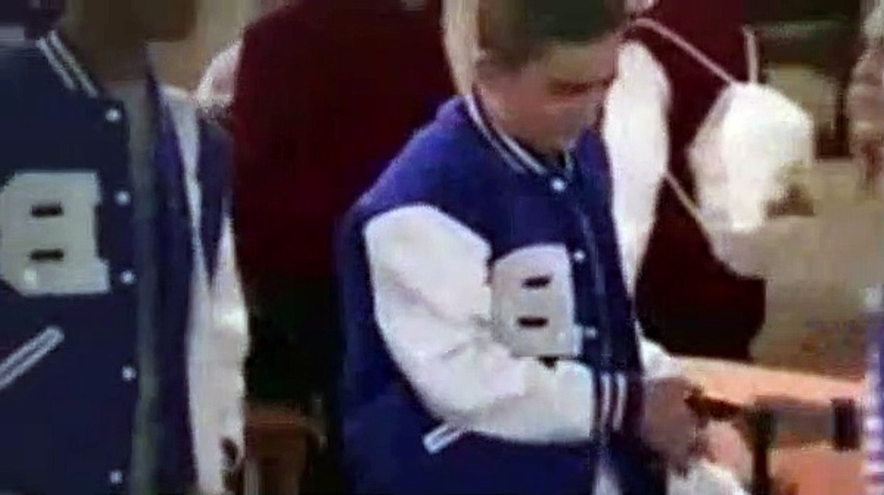 Bella and The Bulldogs S02E20 Biggest. Game. Ever.