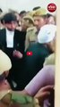 Video: कोर्ट के बाहर अतीक को दे रहे थे गाली, पुलिसकर्मी को हटाकर उसे गुस्से में देखने लगा माफिया