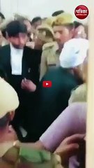 Télécharger la video: Video: कोर्ट के बाहर अतीक को दे रहे थे गाली, पुलिसकर्मी को हटाकर उसे गुस्से में देखने लगा माफिया