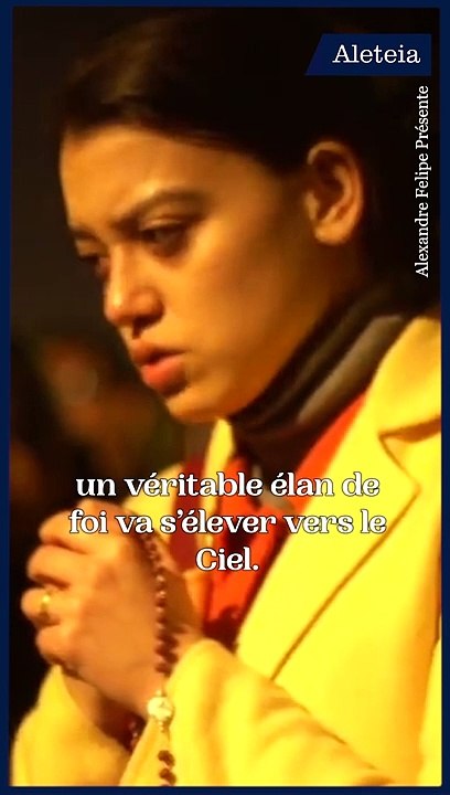 Un chant d'espérance devant Notre-Dame de Paris en flammes