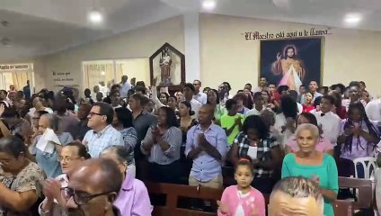 El AGUA DEL SEÑOR SANÓ MI ENFERMEDAD... feligreses cantan con júbilo en la misa de Resurrección.