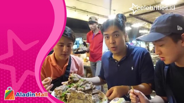 Jerome Polin dan Wasenda Boys Berburu Jajanan Pasar Malam Viral di Bangkok, Nyobain Serangga Goreng dan Iga Raksasa