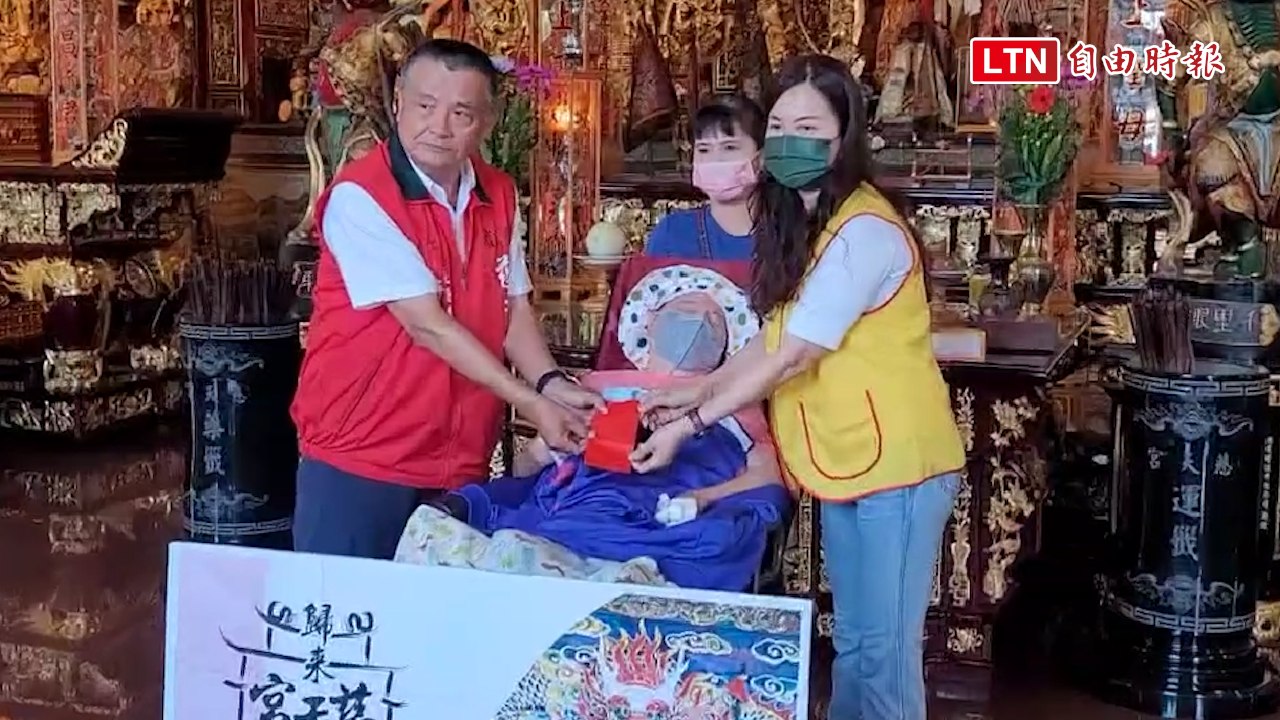 屏東歸來慈天宮捐500盞平安燈 募款50萬元助創世植物人