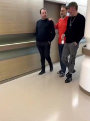 Ercan Saatçi ve Hakan Altun kanser tedavisi gören Hüsnü Şenlendirici'yi ziyaret etti