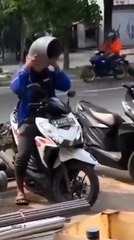 Un casque de moto très bizarre