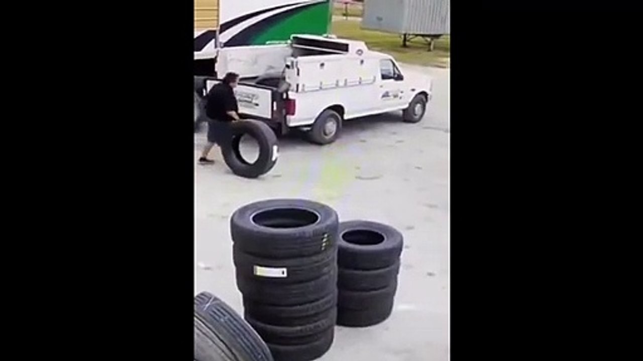 Un mécano pas très habile mais un pneu très fourbe