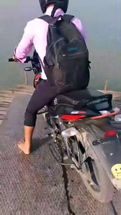 Oui il y a un pont quelque part sous les eaux