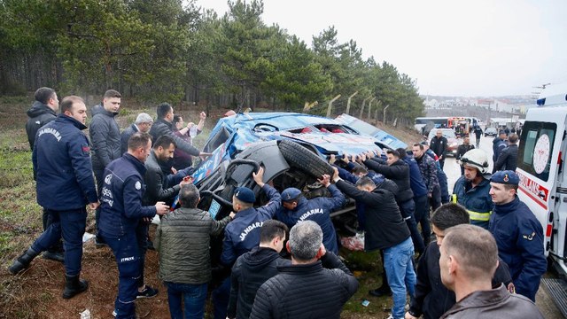 Zincirleme trafik kazasında 12'si asker 14 kişi yaralandı
