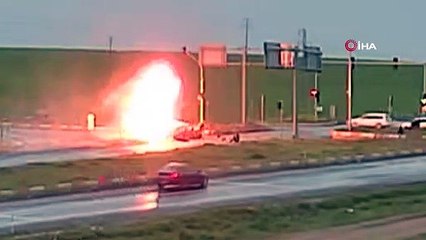 Otomobiller kavşakta çarpıştı, araçlar cayır cayır yandı: 8 yaralı