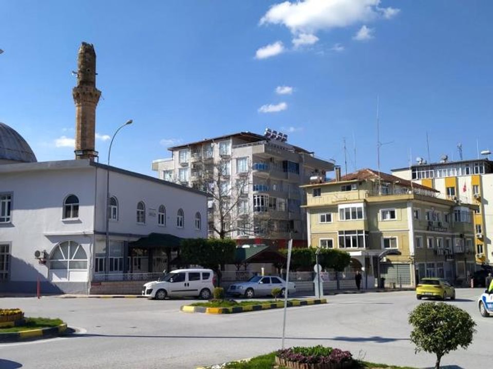 Hasarlı caminin minaresi böyle yıkıldı