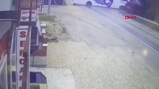 YOLCU OTOBÜSÜ, 2 MİNİBÜSE ÇARPTI; 12'Sİ JANDARMA PERSONELİ 14 YARALI