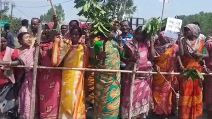 দঃদিনাজপুরঃ অস্ত্র হাতে কয়েকশো আদিবাসী মহিলা! কারণ জানলে অবাক হবেন