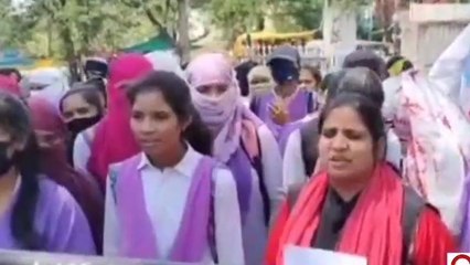 छिंदवाड़ा: यूनिवर्सिटी की छात्राओं का उग्र प्रदर्शन, प्रशासन के खिलाफ लगाए नारे